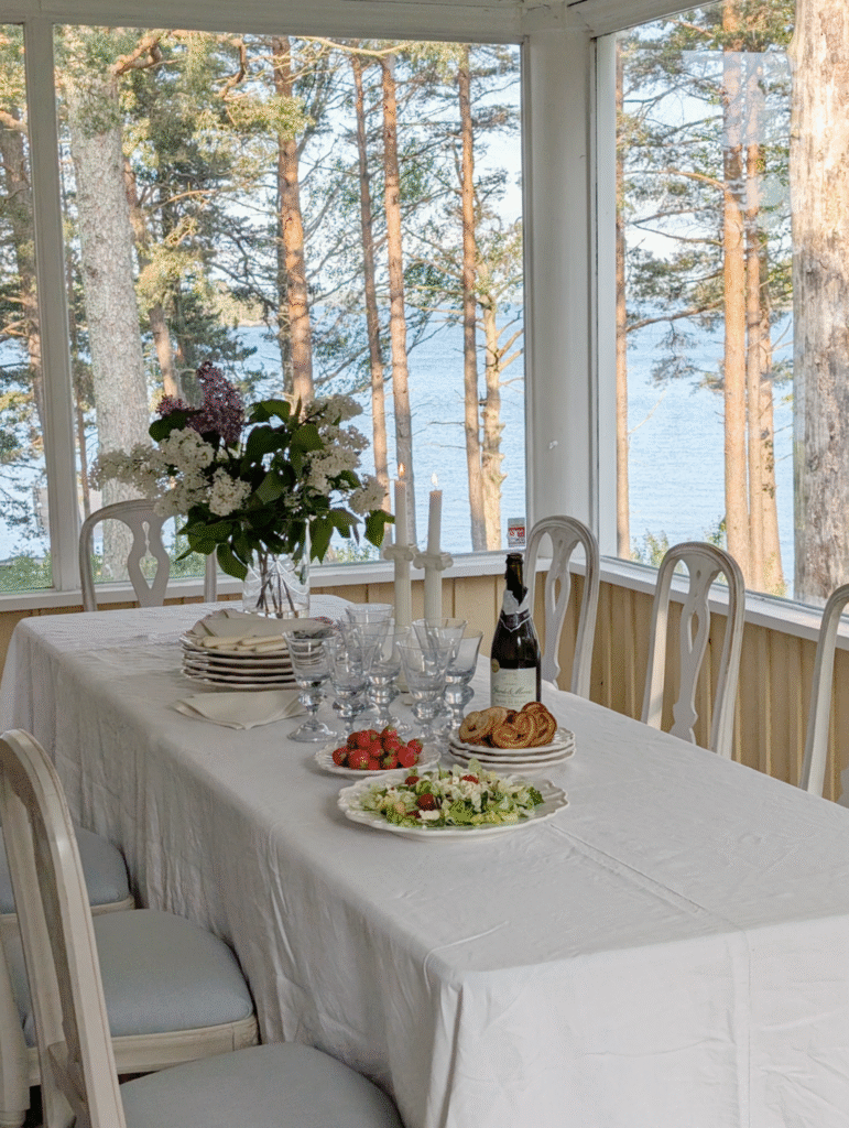 La Mer -huvilan kuisti kattauksella