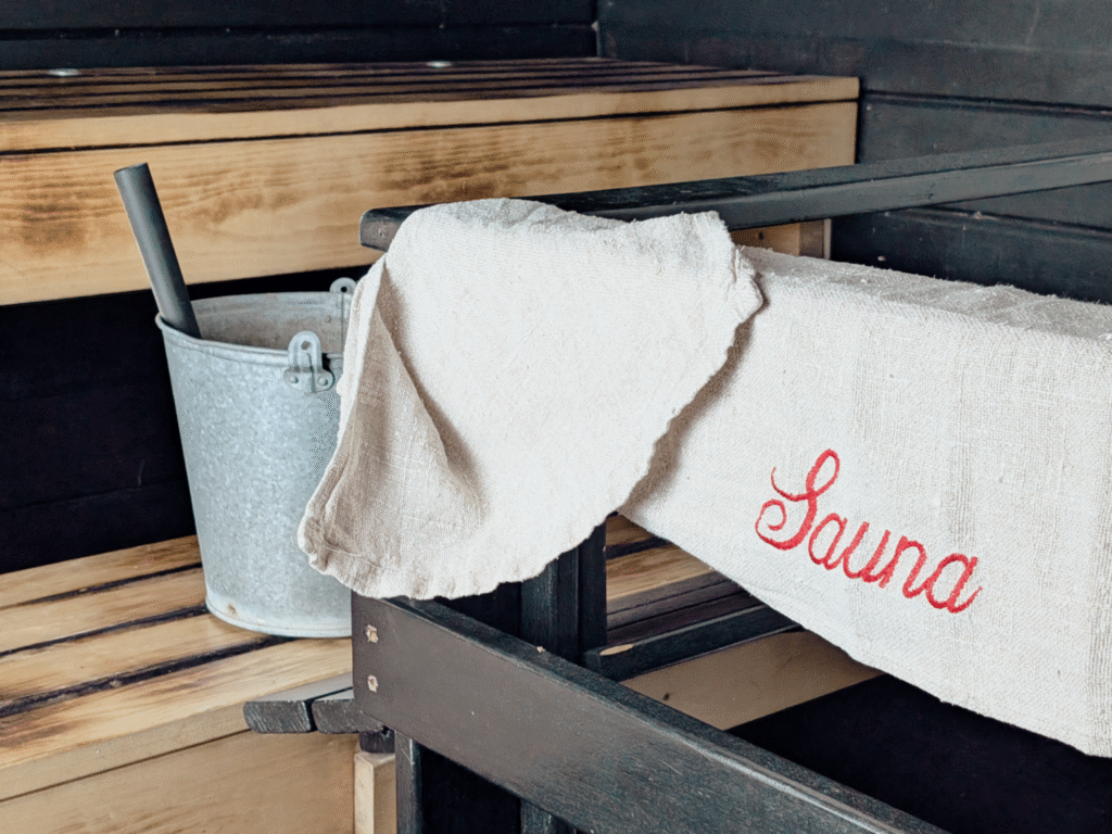 La Mer -puusauna meren rannalla