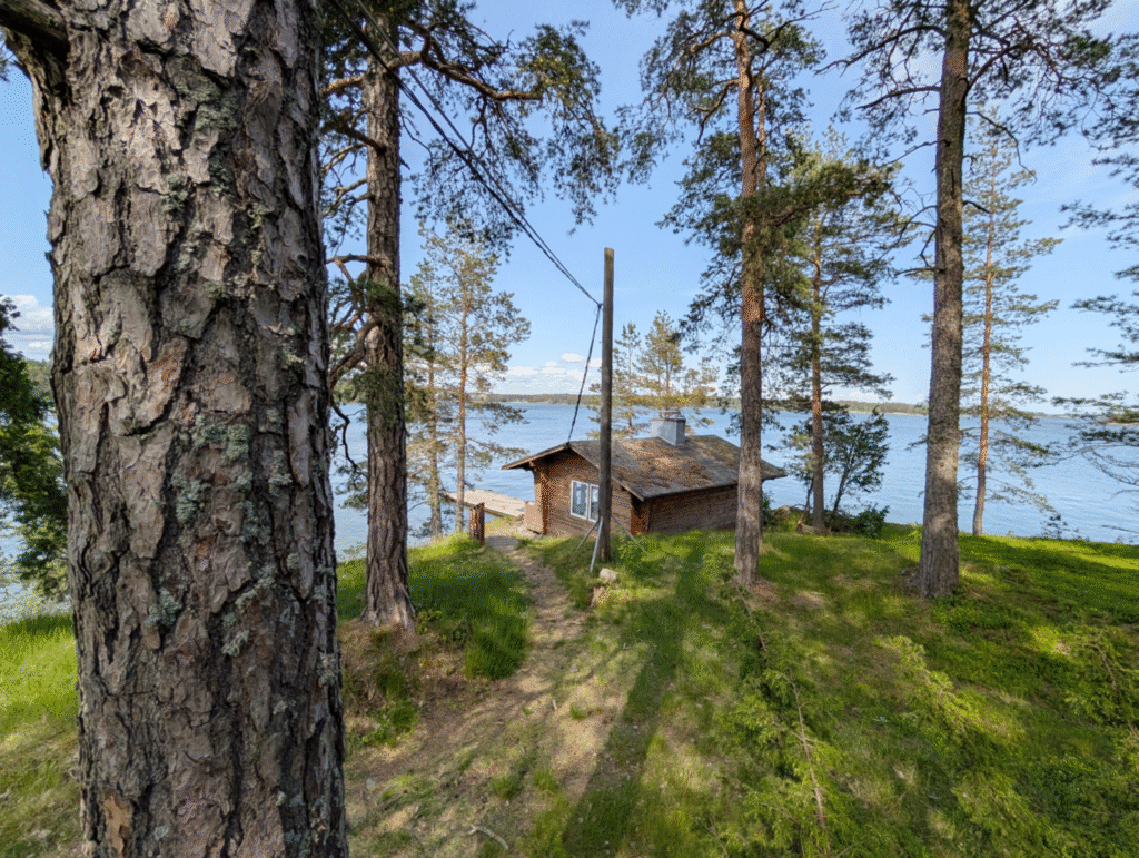Näkymä La Mer -huvilan rantasaunalle