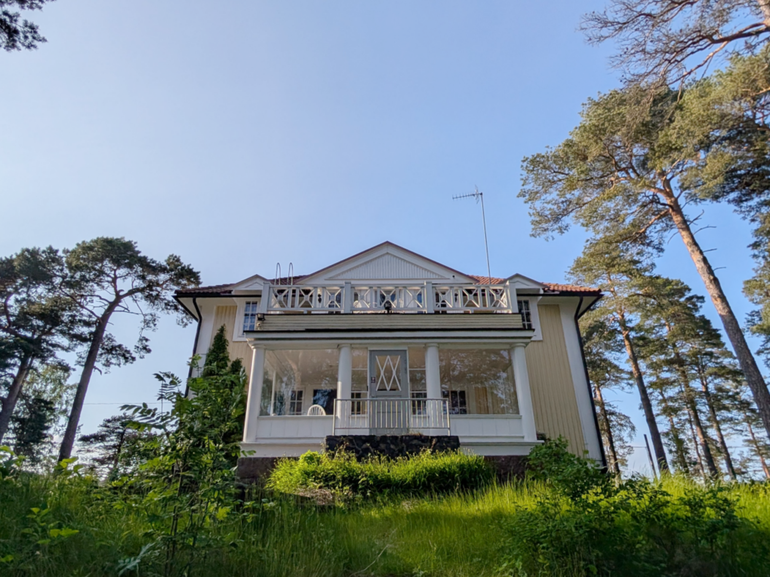 ”TOP 12 kauneimmat hääpaikat: Helsinki” -listalla oleva La Mer -huvila Kallahdenniemessä