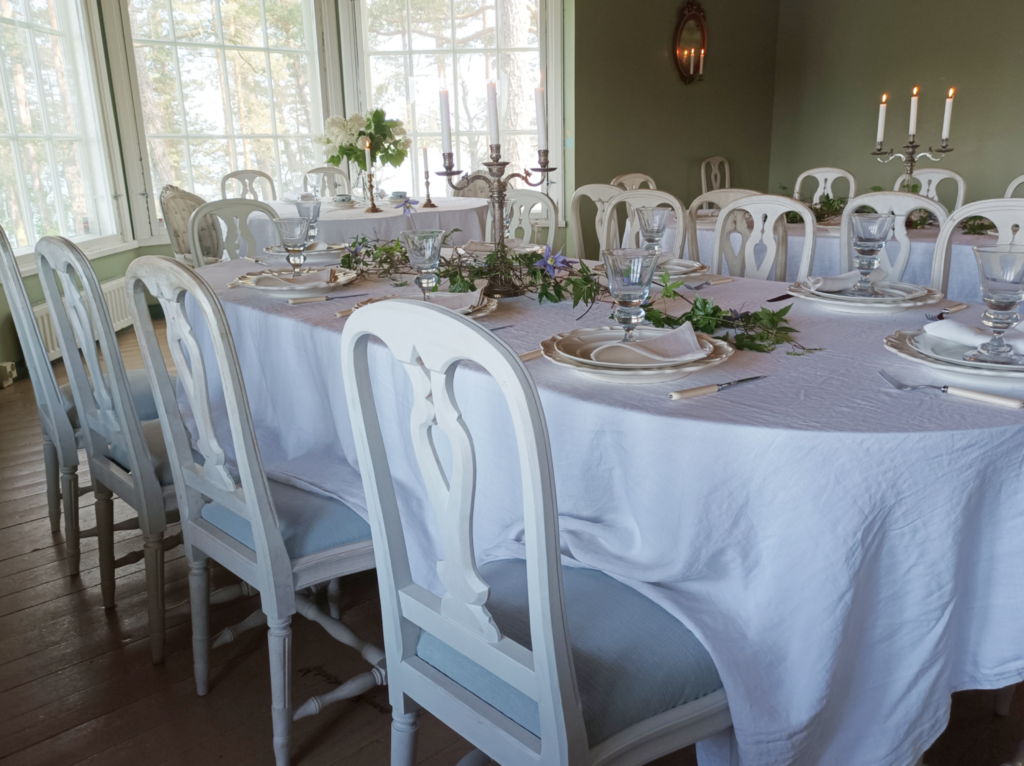 Tyhy-päivän illalliskattaus La Mer -huvilassa